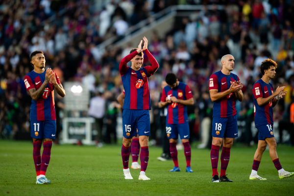 Os jogadores do Barça aplaudem no final a torcida pelo apoio recibido no clássico. / Twitter: @FCBarcelona_br