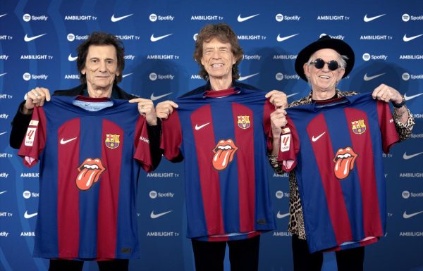Ronnie Wood, Mick Jagger e Keith Richards com a camisa especial do Barça para o clássico. / Twitter: @FCBarcelona
