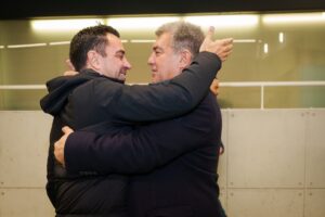 Xavi Hernández e o presidente Laporta se abraçam após o anúncio da permanência do treinador. / Twitter: @FCBarcelona_br