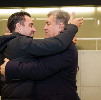 Xavi Hernández e o presidente Laporta se abraçam após o anúncio da permanência do treinador. / Twitter: @FCBarcelona_br