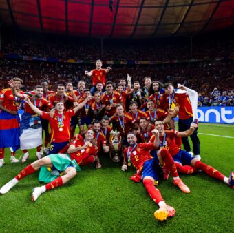 Os craques da seleção espanhola celebram o título da Eurocopa 2024 no Estádio Olímpico de Berlim. / Foto: @SEFutbol