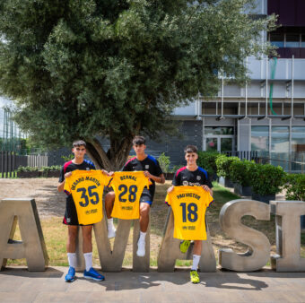 Gerard Martín, Marc Bernal e Pau Víctor, os últimos jovens em estrear no time principal do Barça. / Foto: Twitter @FCBarcelona_br