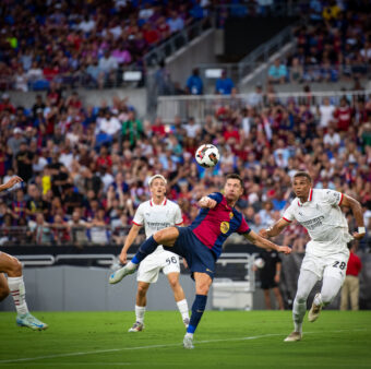 Lewandowski marcou os dois gols do Barça contra Milan, em Baltimore. / Foto: Twitter @FCbarcelona_br