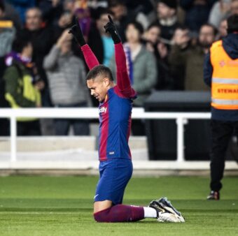 Vitor Roque comemora no Estádio Olímpico de Montjuic um dos dois gols que marcou com a camisa do Barça até o momento. / Foto: Ricardo Nogueira