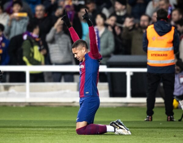 Vitor Roque comemora no Estádio Olímpico de Montjuic um dos dois gols que marcou com a camisa do Barça até o momento. / Foto: Ricardo Nogueira