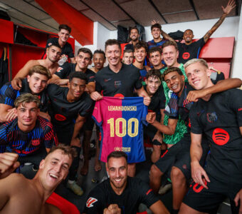 Lewandowski celebra com os seus companheiros os 100 jogos oficias pelo Barça. / Foto: Twitter @FCBarcelona_br