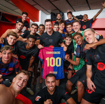 Lewandowski celebra com os seus companheiros os 100 jogos oficias pelo Barça. / Foto: Twitter @FCBarcelona_br