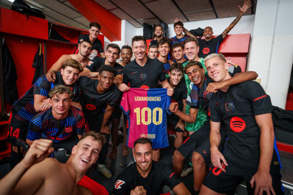 Lewandowski celebra com os seus companheiros os 100 jogos oficias pelo Barça. / Foto: Twitter @FCBarcelona_br