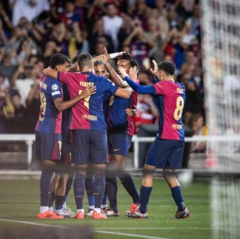 Os craques do Barça celebram a goleada por 5 a 0 sobre o Young Boys, em Montjuic, pela Champions League. / Foto: Ricardo Nogueira