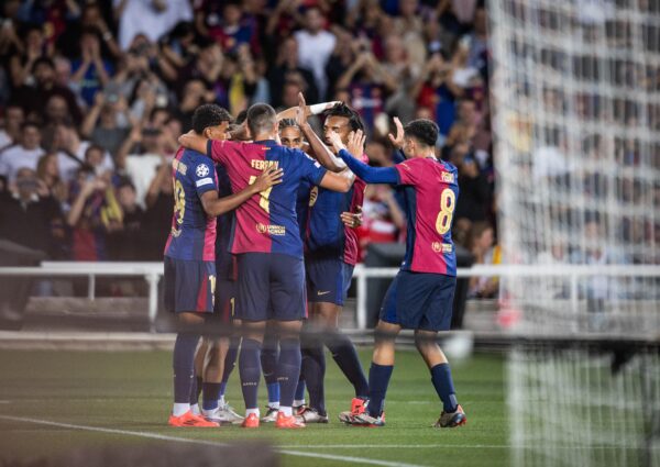 Os craques do Barça celebram a goleada por 5 a 0 sobre o Young Boys, em Montjuic, pela Champions League. / Foto: Ricardo Nogueira