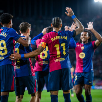 O craques do Barça comemoram a goleada por 5 a 1 contra o Sevilla. / Twitter @FCBarcelona_br