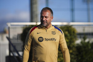 Hansi Flick já conquistou o carinho da torcida do Barça. / Foto: Twitter @FCBArcelona_br