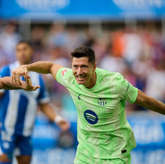 Lewandowski, com um hat-trick, foi o herói da vitória do Barça por 3 a 0 sobre o Alavés, pela LaLiga. / Foto: Twitter @FCBarcelona_br