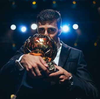 O meia espanhol Rodri é o ganhador da Bola de Ouro 2024. / Twitter @ManCitypt