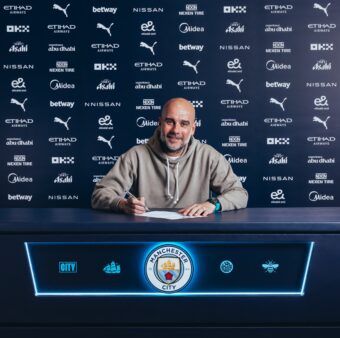 Guardiola renovou com o Manchester City por mais duas temporadas. / Twitter @ManCity