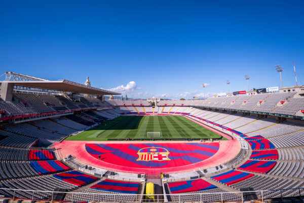 O Barça seguirá jogando em Montjuic pelo menos até fevereiro de 2025. / Twitter @FCBarcelona_br