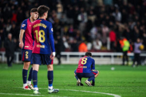 Os jogadores do Barça se lamentam em campo pela derrota diante do Leganés (0-1) na LaLiga. / Twitter @FCBarcelona_br