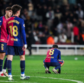 Os jogadores do Barça se lamentam em campo pela derrota diante do Leganés (0-1) na LaLiga. / Twitter @FCBarcelona_br