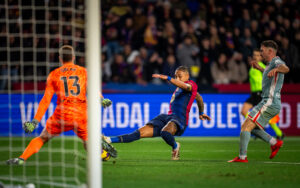 Raphinha desperdiça uma das inúmeras chances do Barça no jogo. / Twitter: @FCBarcelona_br