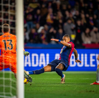 Raphinha desperdiça uma das inúmeras chances do Barça no jogo. / Twitter: @FCBarcelona_br