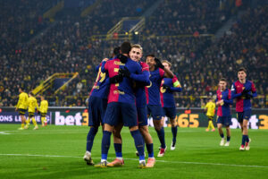 Os craques do Barça comemoram a vitória no Signal Iduna Park, em Dortmund. / Twitter @FCBarcelona_br
