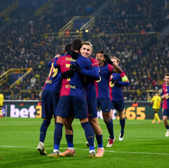 Os craques do Barça comemoram a vitória no Signal Iduna Park, em Dortmund. / Twitter @FCBarcelona_br