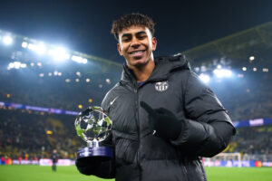 Lamine Yamal, com o prêmio de melhor jogador na vitória contra o Borussia Dortmund (2-3), pela Champions League. / Twitter @FCBarcelona_br
