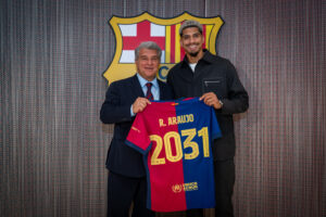 Araujo posando com o presidente Joan Laporta no dia da sua renovação com o Barça. / Twitter. @FCBarcelona_br