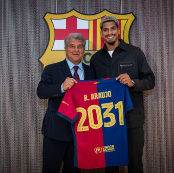 Araujo posando com o presidente Joan Laporta no dia da sua renovação com o Barça. / Twitter. @FCBarcelona_br