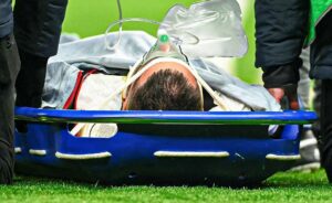 O meia uruguaio Rodrigo Betancur sendo retirado de campo pelos médicos.