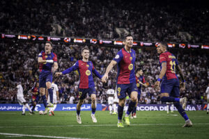Os craques do Barça comemoram o gol do Lewandowski na final da Supercopa da Espanha / Twitter @FCBarcelona_br
