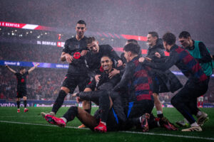 Os craques do Barça comemoram o gol da virada, marcado por Raphinha / Twitter @FCBarcelona_br