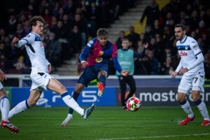 Lamine marcou o dele no empate em 2 a 2 contra a Atalanta, pela Champions League. / Twitter @FCBarcelona_br