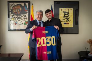 Joan Laporta e Pedri durante o ato de renovação do meia de 22 anos até junho de 2030. / Twitter @FCBarcelona_br