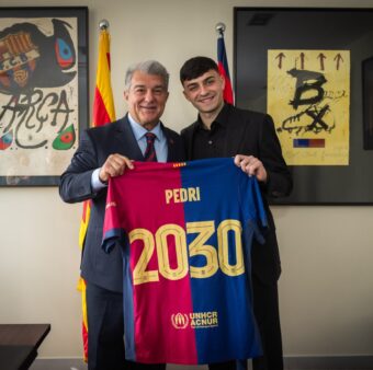 Joan Laporta e Pedri durante o ato de renovação do meia de 22 anos até junho de 2030. / Twitter @FCBarcelona_br