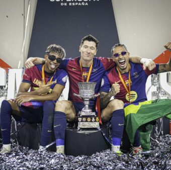 Lamine Yamal, Lewandowski e Raphinha, com a taça de campeão da Supercopa da Espanha 2025. / Twitter @FCBarcelona_br