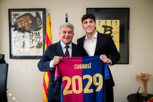 O presidente Joan Laporta e Pau Cubarsí durante o ato de renovação. / Twitter @FCBarcelona_br