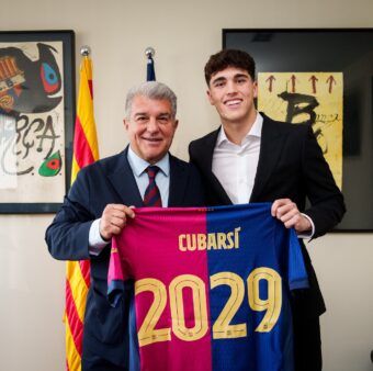 O presidente Joan Laporta e Pau Cubarsí durante o ato de renovação. / Twitter @FCBarcelona_br