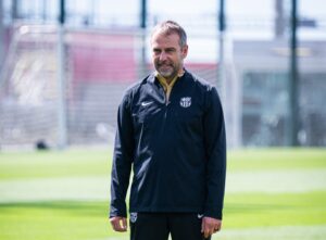 Hansi Flick criticou o calendário de jogos de Barça. / Twitter @FCBarcelona_br