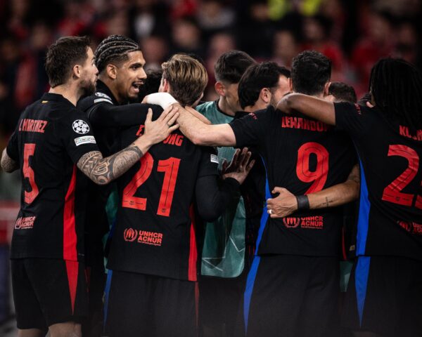 Os craques do Barça comemoram o golaço do Raphinha contra o Benfica, no Estádio da Luz, em Lisboa. / Foto: Ricardo Nogueira