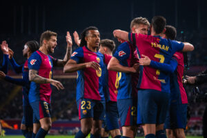 Os craques do Barça comemoram a importante vitória por 3 a 0 sobre o Osasuna, pela 27ª rodada da Liga Espanhola. / Twitter @FCBarcelona_br