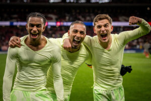 Balde, Raphinha e Gavi comemoram a virada histórica diante do Atlético de Madrid. / Twitter @FCBarcelona_br