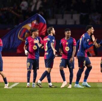Os craques do Barça comemoram mais três pontos de ouro na Liga Espanhola / Ricardo Nogueira