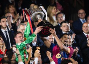 Os craques do Barça levantam o troféu de campeão da Copa do Rei 2025. / Foto: Ricardo Nogueira