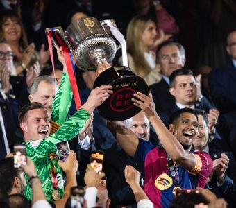 Os craques do Barça levantam o troféu de campeão da Copa do Rei 2025. / Foto: Ricardo Nogueira