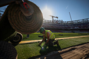 Um funcionário das obras do Spotify Camp Nou durante a instalação do gramado do estádio do Barça. / Twitter @FCBarcelona_br