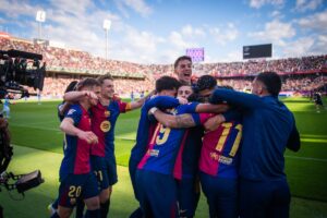 Os craques do Barça comemoram a virada épica contra o Celta de Vigo, pela Liga Espanhola. / Twitter @FCBarcelona_br