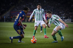 Lamine Yamal encara o jogador do Betis, pela 30ª rodada da LaLiga. / Twitter @FCBarcelona_br
