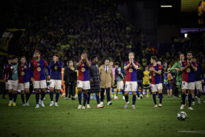 Os craques do Barça aplaudem a torcida culé após garantir a classificação para as semifinais da Champions em Dortmund. / Twitter @FCBarcelona_br