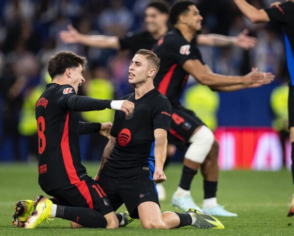 Os craques do Barça comemoram o gol do Fermín López, que garantiu o título da LaLiga para o Barça. / Ricardo Nogueira